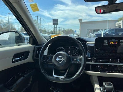 2023 Nissan Pathfinder SL